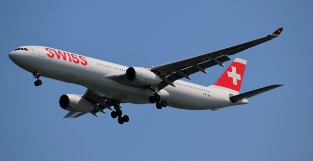 Airbus A330-300 (HB-JHA)