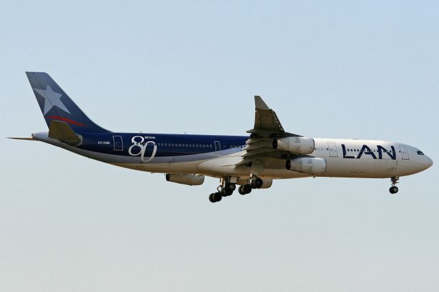 Airbus A340-300 (CC-CQE) - Sticker "80anos"