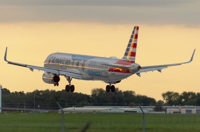 Airbus A321 (N167AN) - American Airlines 1325 is coming into land on DSM's Runway 31 arriving 6 minutes early from CLT. The flight on this day was an upgauge to the A321 and just so happened to be in the patriotic Flagship Valor colors! Photo taken September 3, 2022 at 7:21 PM CDT with Nikon D3200 at 240mm.