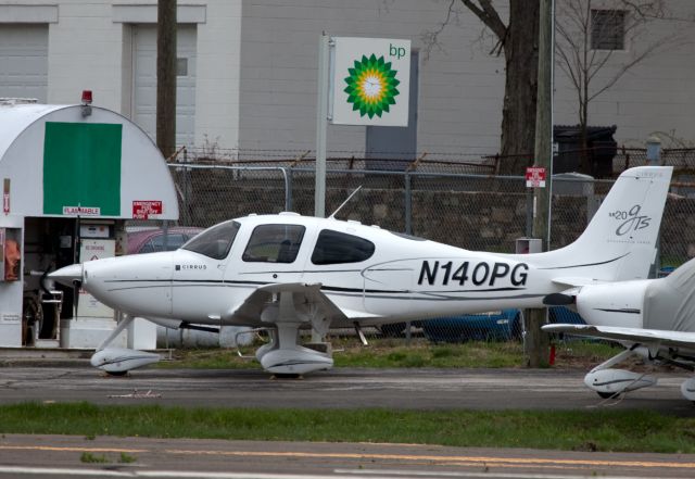 Cirrus SR-22 (N140PG) - RELIANT AIR has the best fuel prices on the Danbury (KDXR) airport.