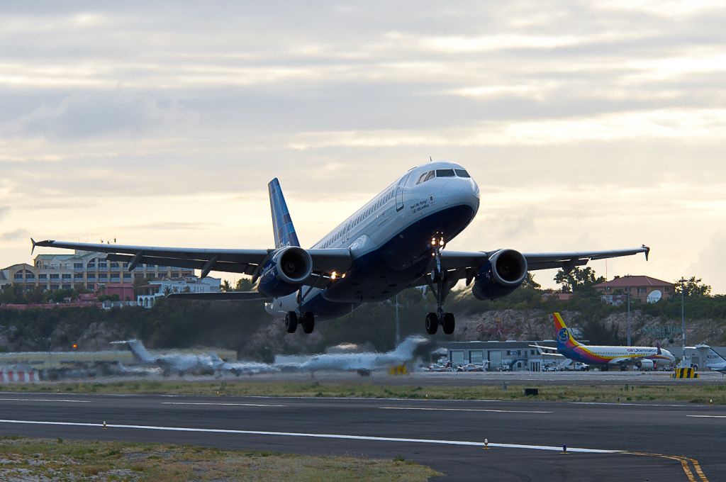 Airbus A320 (N715JB)