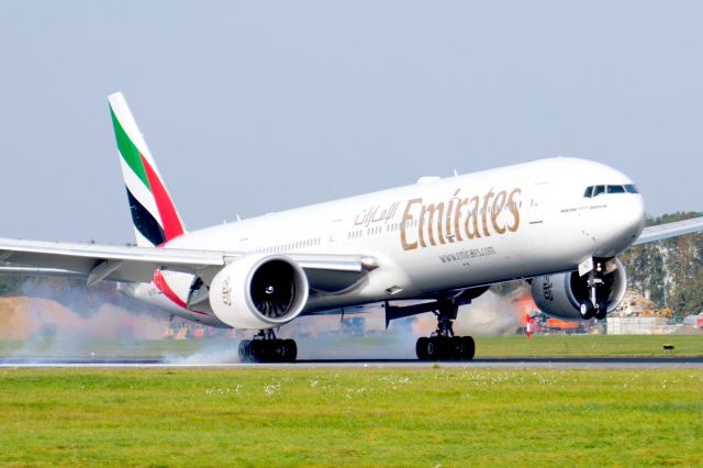 BOEING 777-300 (A6-END)