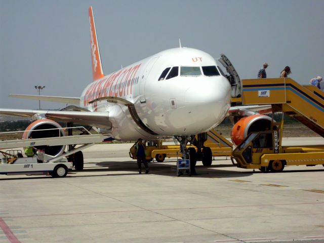 Airbus A320 (G-EZUT)