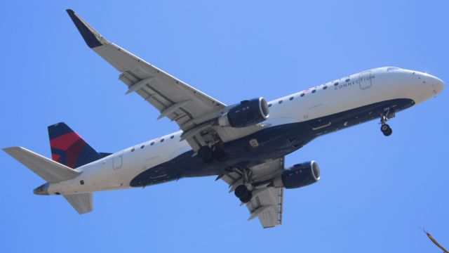 Embraer 175 (N240SY) - Delta Connection on short final for 25R