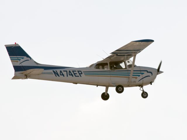 Cessna 152 (N474EP) - Landing runway 26.