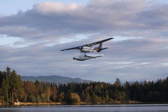 Cessna Skylane (N171U) - Over Lake Sawyer, Black Diamond, WA