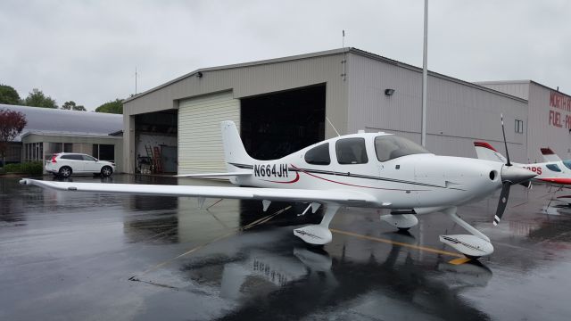 Cirrus SR-20 (N664JH) - 2015 Cirrus SR20 for Beverly Flight Center.