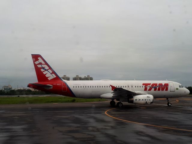 Airbus A320 (PT-MZY)