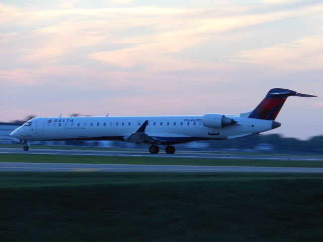 Canadair Regional Jet CRJ-900 (N184GJ)