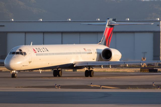 McDonnell Douglas MD-90 (N925DN)