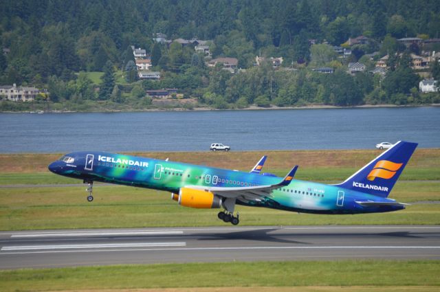 Boeing 757-200 (TF-FIU) - Hekla Aurora departing KPDX/PDX as ICE664 to BIKF/KEF on the inaugural flight. Such a beautiful livery!