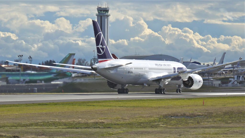 Boeing 787-8 (SP-LRA) - BOE270 makes a fast taxi test on runway 16R after a flight test on 10/29/12. (LN:61 c/n 35938).