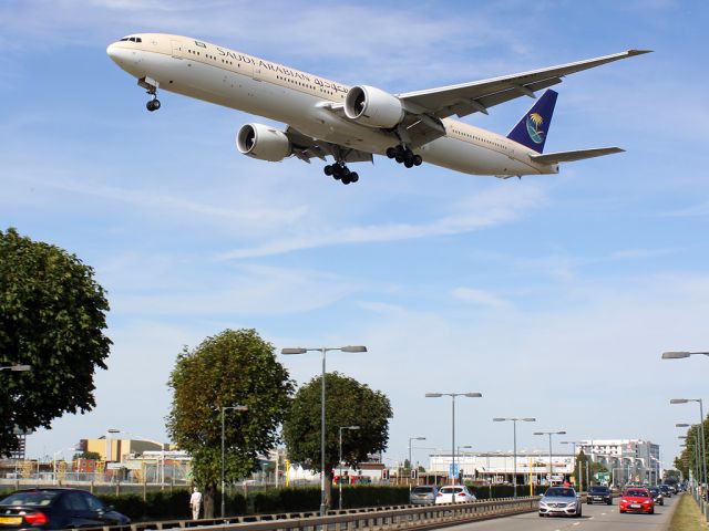 BOEING 777-300ER (HZ-AK17)