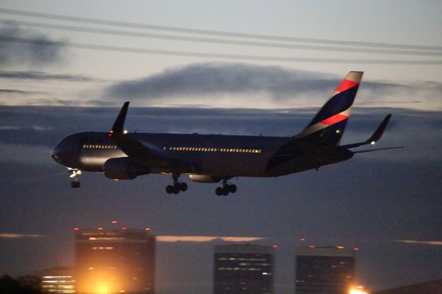 BOEING 767-300 —