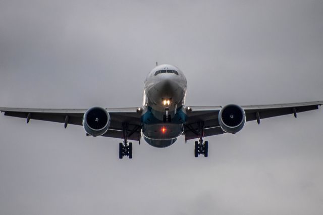 Boeing 777-200 (OE-LPE) - Overhead