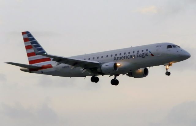 Embraer 175 (N410YX)