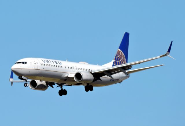 Boeing 737-800 (N77536) - Seconds from landing, Mar. 2020.