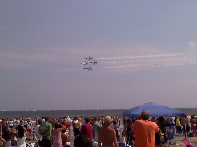 — — - USAF Thunderbirds flying in formation at the Atlantic City Airshow 09