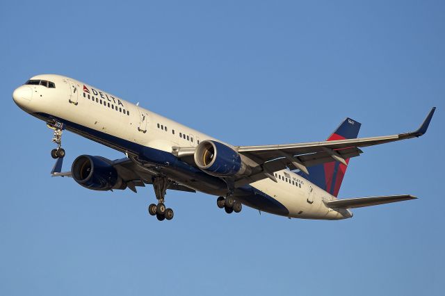 Boeing 757-200 (N547US) - At PBI Jan 15, 2012