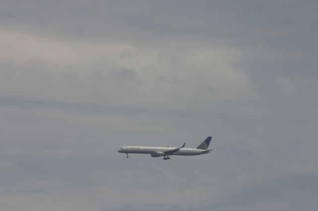 BOEING 757-300 (N75858) - United Airlines Boeing 757-300 N75858 approaching to Aruba International Airport from Newark International Airport on June 15, 2013. This picture was taken from Bunker Bar at The Tamarijn Resorts in Aruba.