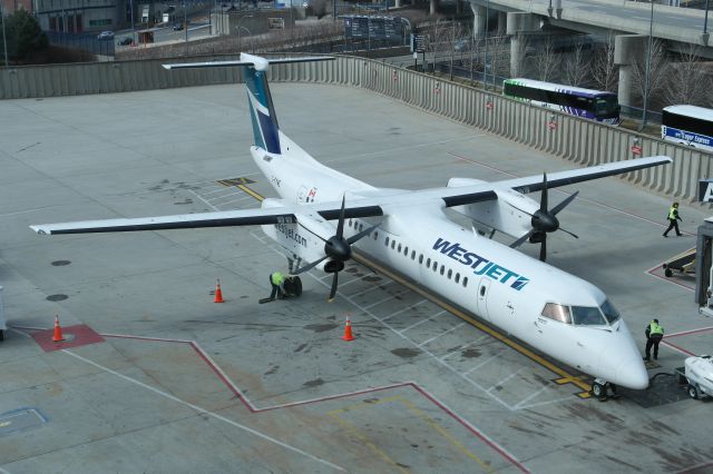 de Havilland Dash 8-400 (C-FKWE)