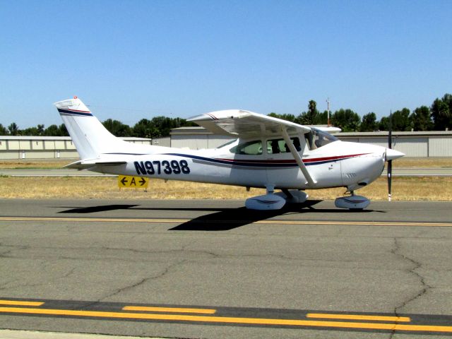 Cessna Skylane (N97398) - Taxiing to ramp 