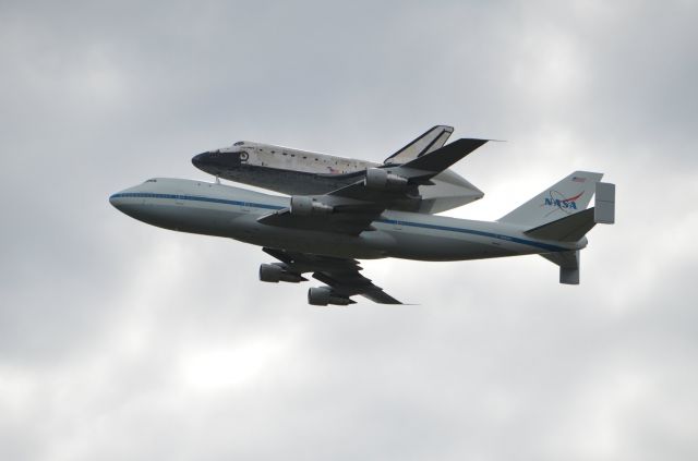 Boeing 747-200 (N905NA) - N905NA with Discovery during flyby of Smithsonian Udvar-Hazy center at KAID 4/17/2012.