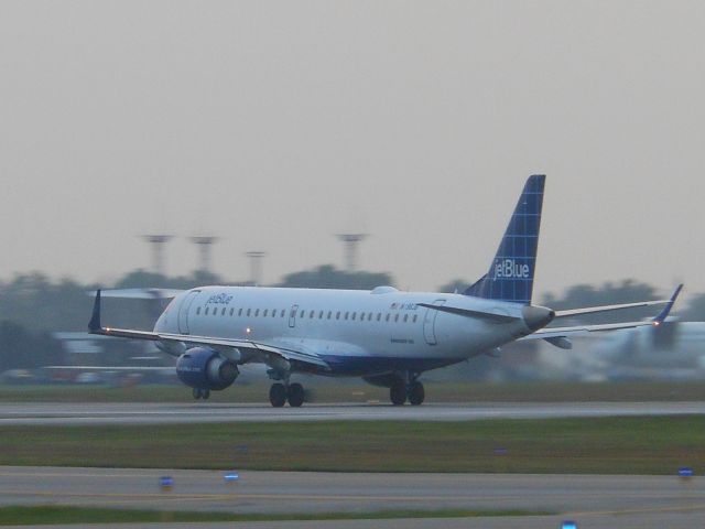 Embraer ERJ-190 (N198JB)