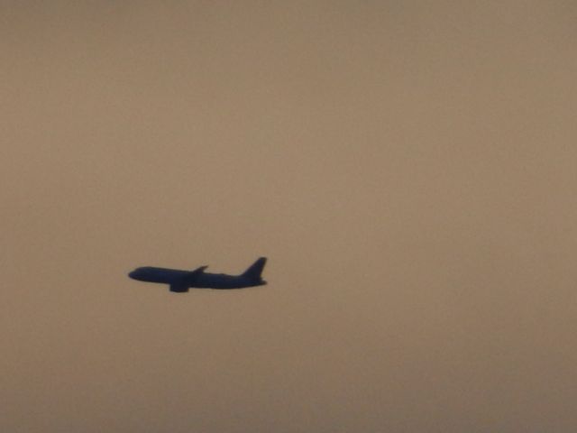 Airbus A320 (N470UA) - A United Airlines Airbus A320 Gets Ready To Turn While The Sunset Provides The Backdrop
