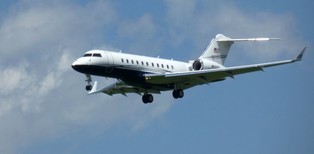Bombardier Global 5000 (N513TF) - On short final is this 2012 Bombardier Global 5000 in the Spring of 2022.