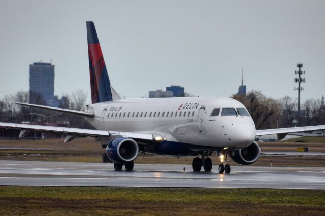 Embraer 175 (N212JQ)