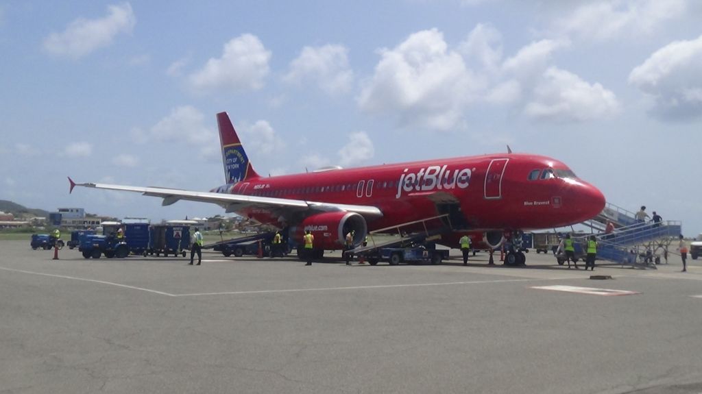 Airbus A320 (N615JB)