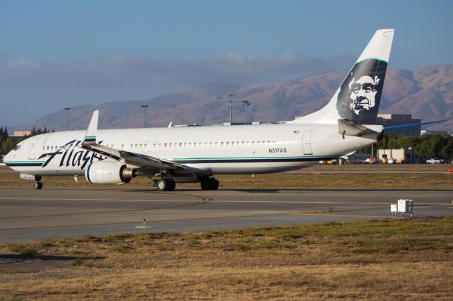Boeing 737-900 (N317AS)