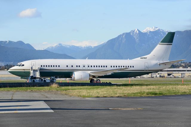 BOEING 737-400 (N37NY)