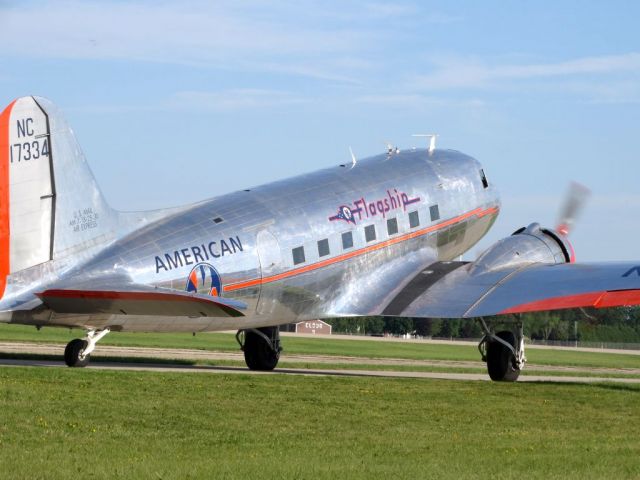 Douglas DC-3 (N17334)