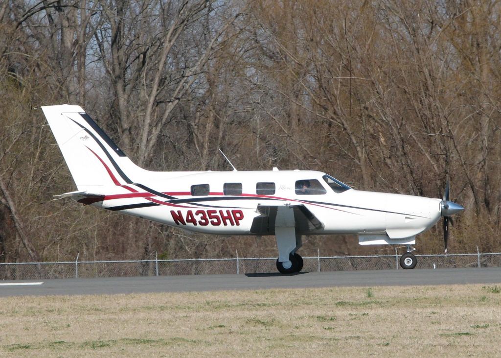 Piper Malibu Mirage (N435HP) - Starting its take off roll on runway 14 at the Shreveport Downtown airport.