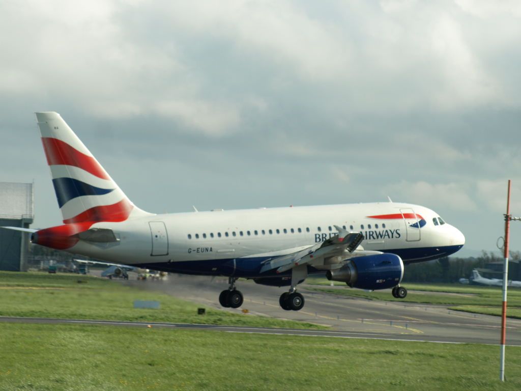 Airbus A318 (G-EUNA)