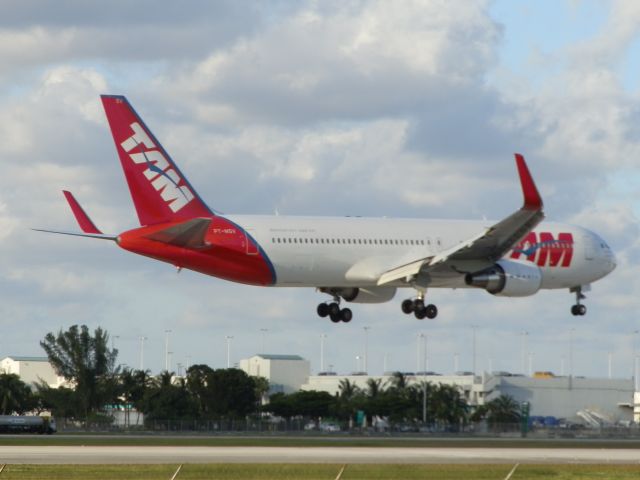 BOEING 767-300 (PT-MSV)