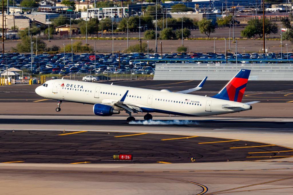 Airbus A321 (N329DN) - Delta Airlines A321 landing at PHX on 10/29/22. Taken with a Canon 850D and Tamron 70-200 G2 lens.