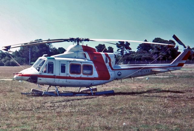 GIPPSLAND GA-8 Airvan (VH-LHV) - BELL 412 - REG : VH-LHV (CN 33048) - WEST BEACH ADELAIDE SA. AUSTRALIA - YPAD (9/1/1993)