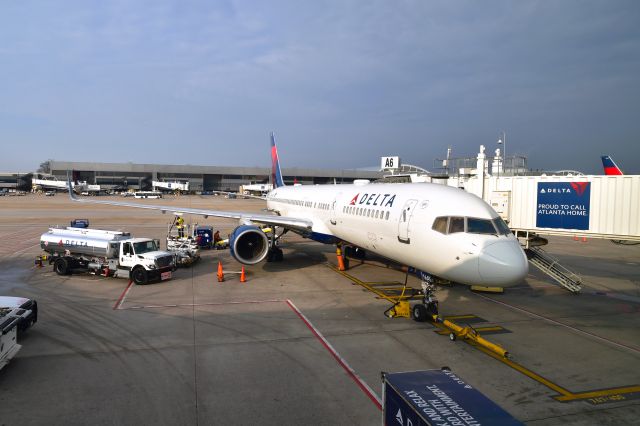 Boeing 757-200 (N545US) - Delta Air Lines Boeing 757-251(WL) N545US in Atlanta 