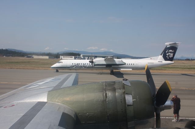 de Havilland Dash 8-400 (N426QX)