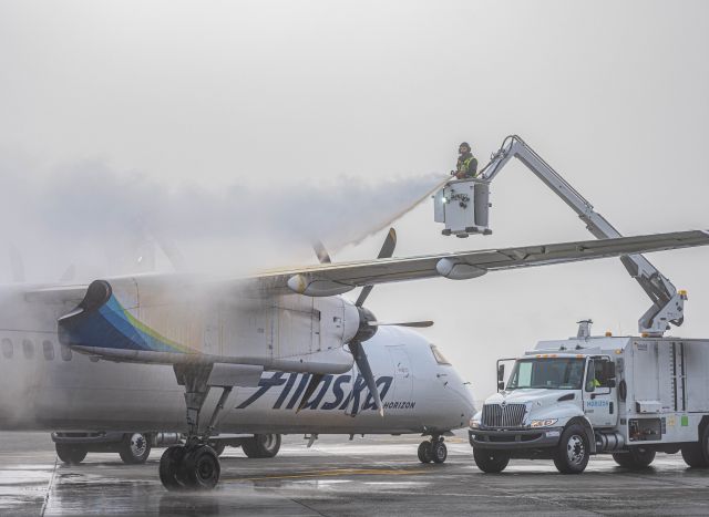 de Havilland Dash 8-400 (N447QX) - FORRY MORNING DEICING