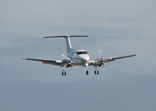 Beechcraft King Air F90 (N769D) - Landing on runway 14 at the Shreveport Downtown airport.