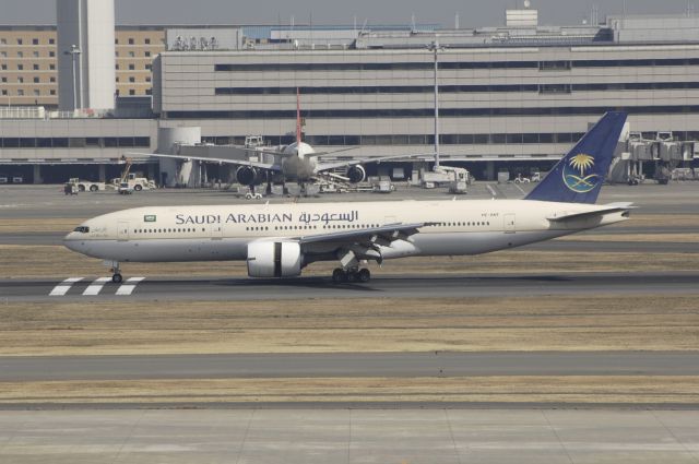 Boeing 777-200 (HZ-AKF) - Landing at Tokyo-Haneda Intl Airport Rnwy34L on 2014/02/25