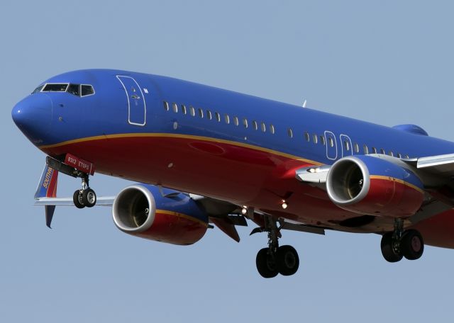 Boeing 737-800 (N8312C)