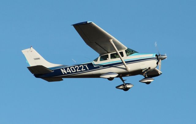 Cessna Skylane (N4022T) - Departing rwy 09 on 1/5/12...