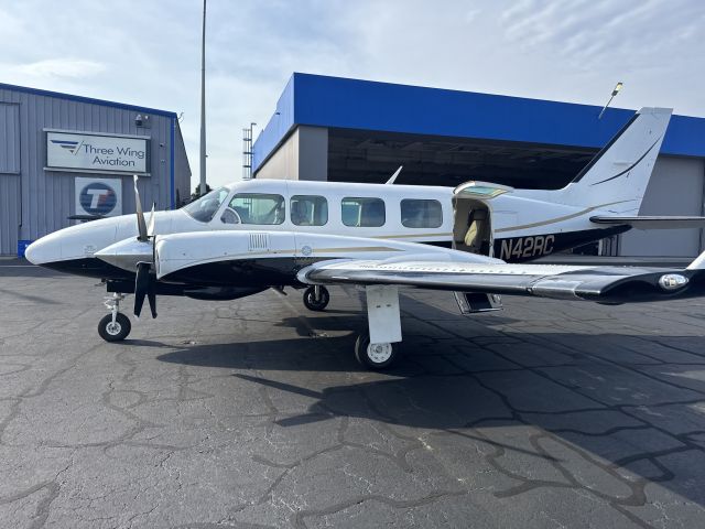 Piper Navajo (N42RC)