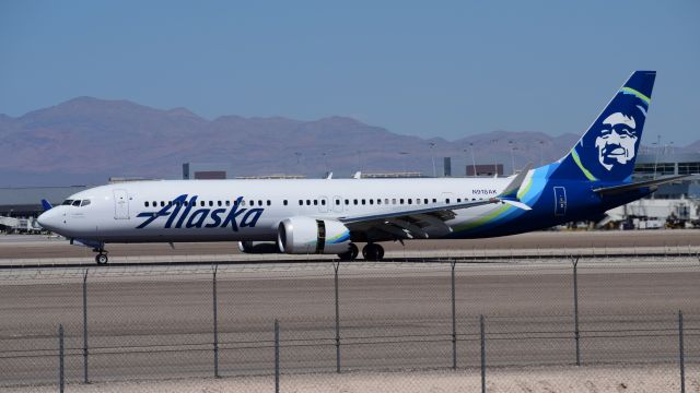 Boeing 737 MAX 9 (N918AK) - Alaska MAX9 hitting the thrust reversers on 26L