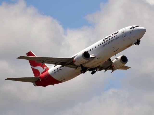 BOEING 737-400 (VH-TJU) - Getting airborne off runway 23 - Monday 19th Dec. 2011